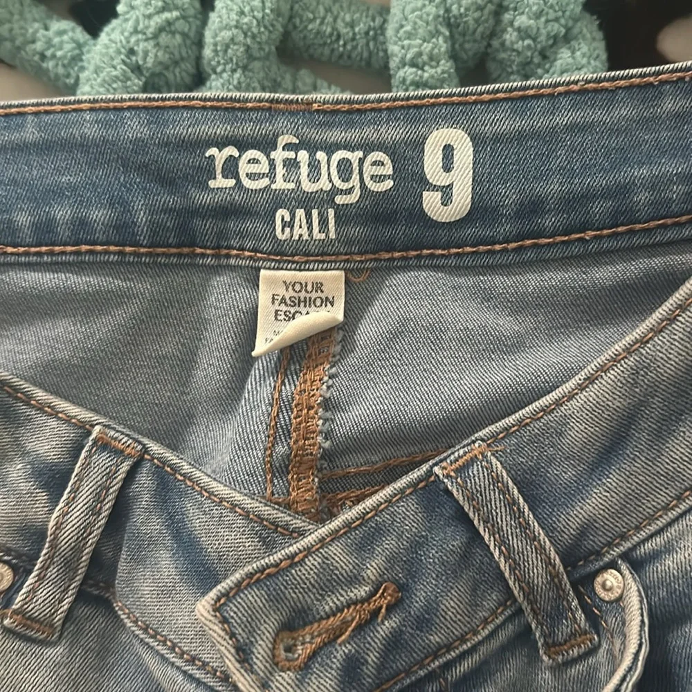 Refuge 9 Ripped Jeans - Picture 2 of 3